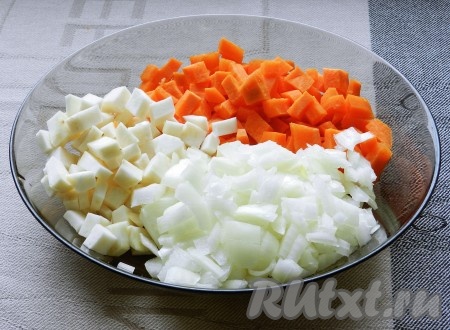 Лук, морковь и сельдерей очистить и нарезать кубиками.