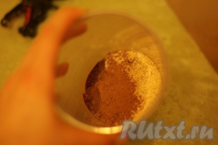В чашу блендера выложить полученную смесь, добавить какао.
