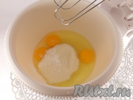 Вначале замесим тесто для бисквита, для этого в ёмкость, в которой удобно будет взбивать миксером, нужно разбить яйца, всыпать сахар и соль.