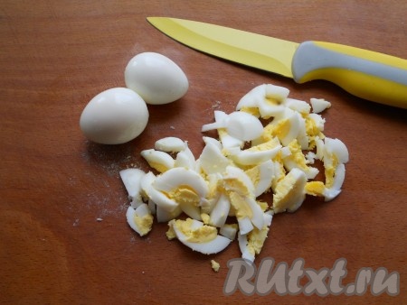 Яйца перепелиные очистить, 3 штуки оставить для украшения. Остальные порезать на 4-6 частей. 