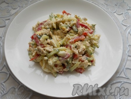 Хорошенько салат перемешать и выложить на плоскую тарелку в виде гнезда с небольшим углублением в середине. 
