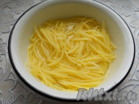 Картофель очистить и натереть на терке для корейской моркови или крупной терке. Залить водой и посолить, дать постоять картофелю минут 5.
