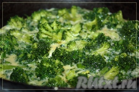На сковороду сначала положить брокколи и далее залить яйцами с зеленью и шпинатом, накрыть крышкой и жарить до готовности яиц. 
