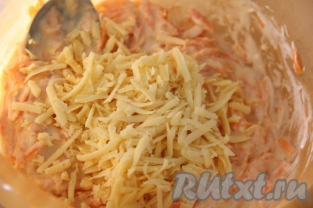 Натереть сыр на крупной тёрке и добавить в тесто, тщательно перемешать. 