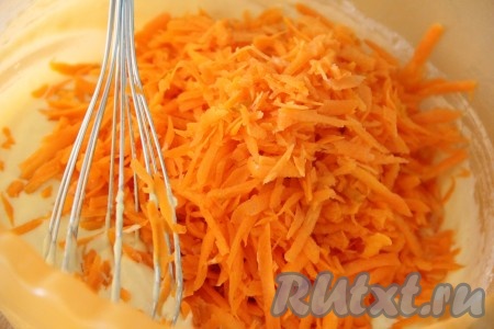 200 грамм очищенной моркови, натёртой на крупной тёрке, добавить в тесто и тщательно перемешать.