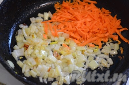 Лук порезать кубиками. Обжарить лук, периодически помешивая, на растительном масле. Когда он станет золотистым, добавить натертую морковь.
