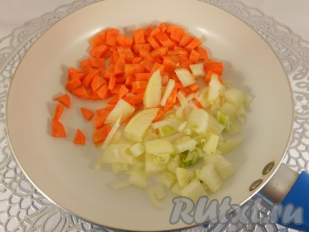 Лук репчатый и морковь порезать небольшими кубиками. Выложить в сковороду с растительным маслом.