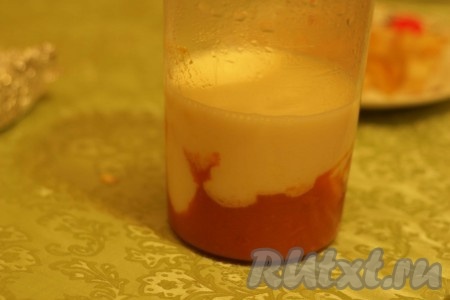 В чашу для блендера выкладываем тыквенное пюре, грушу, творог, мед, ванилин и заливаем молоком.
