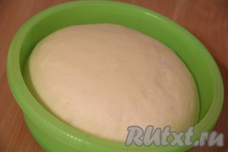 По прошествии времени тесто хорошо поднимется (раза в 2-3) и округлится. Поднявшееся тесто переложить на стол и хорошо обмять.