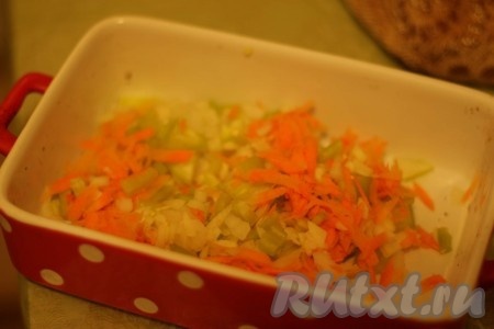 В форму выложите лук, чеснок перец и тертую морковь