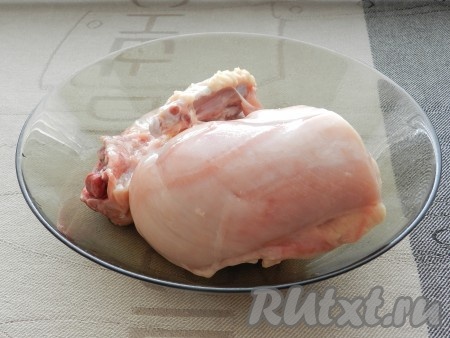 Куриное мясо вымыть, удалить кожу и лишний жир, разрезать на 2-3 части.
