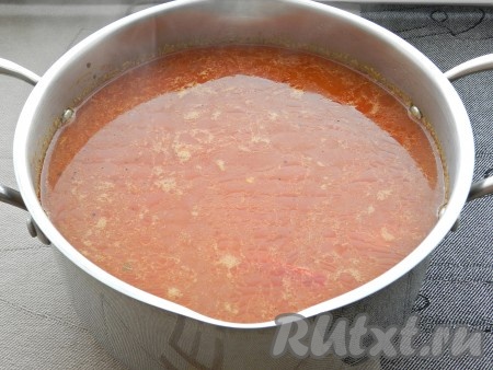 Выложить в кастрюлю лечо, довести суп до кипения, если надо, посолить и варить 3-5 минут. Затем снять с огня, дать настояться 20 минут и подавать.
