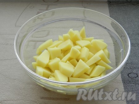 Картошку очистить и нарезать кубиками.