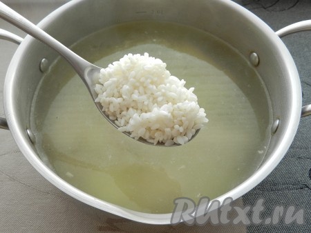 Бульон посолить, добавить картофель и промытый рис. Варить 15 минут до готовности картофеля и риса.