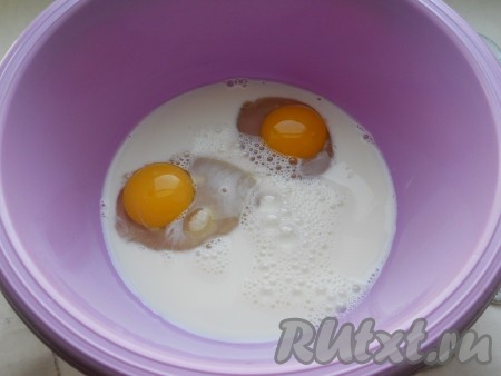 Молоко налить в глубокую миску. Добавить яйца. Хорошо перемешать венчиком.