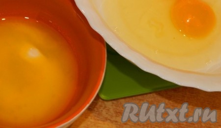Растопим до тёплого состояния сливочное масло и соединим его с яйцом, перемешаем. Сливочное масло должно быть именно тёплым, не горячим, иначе белки в яйце свернутся.