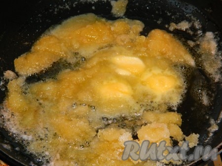 Пока творожное тесто подходит, приготовим начинку. Для этого на сковороде растопим сливочное масло, затем насыпаем в него сахар, перемешиваем.