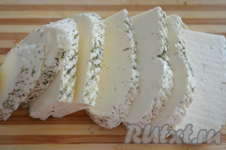Сыр порезать на ломтики толщиной примерно 5 мм. Нож при этом лучше смачивать водой.