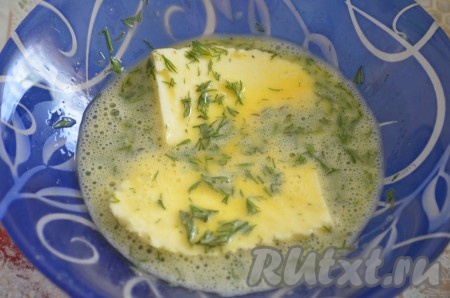 Ломтики сыра сначала обмакнуть в яйцо.