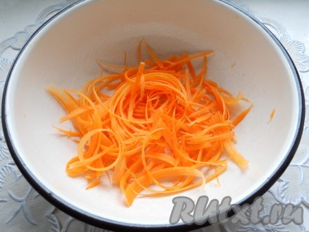 Морковь очистить и натереть на терке для корейской моркови.