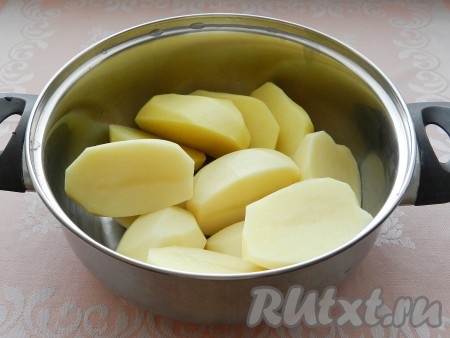 Очищенный картофель отварить в подсоленной воде до готовности (на варку потребуется минут 20-25 с момента закипания воды), затем воду слить.