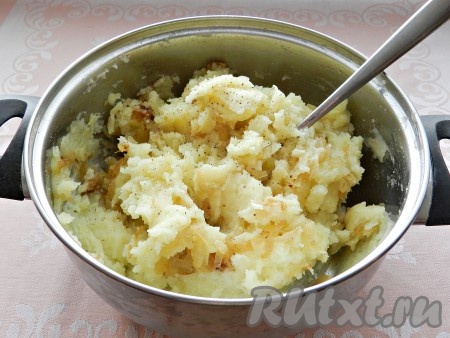 Готовый картофель размять в пюре, добавить лук вместе с маслом, на котором он жарился, перемешать. Посолить, если надо, поперчить. Можно добавить мелко нарезанную зелень.