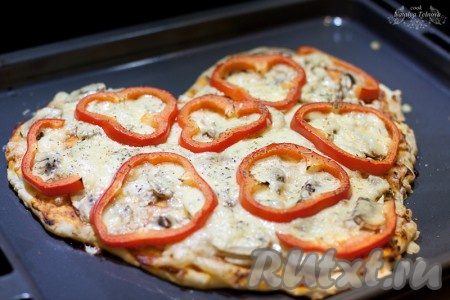 Готовьте пиццу в разогретой духовке при температуре 200 градусов минут 15-20 (зависит от толщины раскатанного теста).
