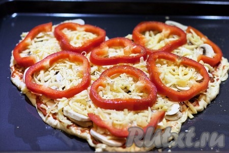 Смажьте этот слой майонезом, затем посыпьте сыром, уложите кольца перца и посыпьте будущую пиццу прованскими травами.
