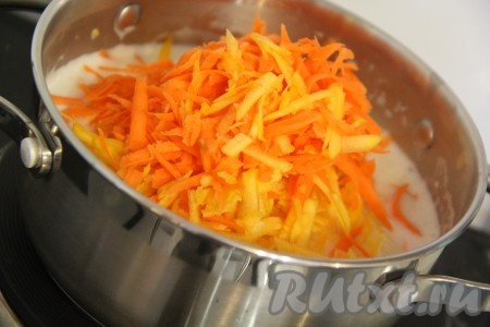 Затем добавить натертую тыкву и морковь, хорошо перемешать. Накрыть крышкой и варить на медленном огне еще 15 минут.
