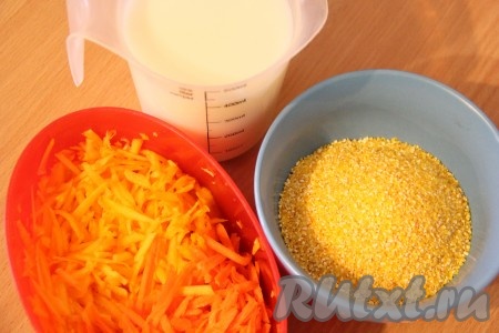 Подготовить продукты для каши. Очистить морковь и тыкву, натереть их на крупной тёрке. Если натереть морковь и тыкву на мелкой терке, то можно скрыть их присутствие в каше.
