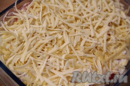 Блюдо щедро посыпать сыром, натёртым на крупной тёрке, и поставить в разогретую до 180 градусов духовку примерно на 25 минут.  
