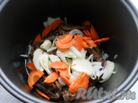 После окончания обжаривания добавить в чашу мультиварки порезанный полукольцами репчатый лук и морковь, порезанную полукружочками.
