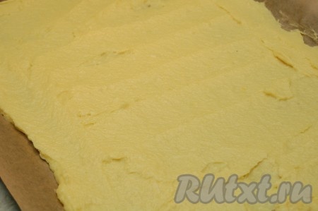 Размазать тесто для заварного пирога тонким слоем по всему противню.