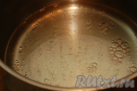 Налить в небольшую кастрюлю воду с растительным маслом и довести до кипения, бросить щепотку соли.