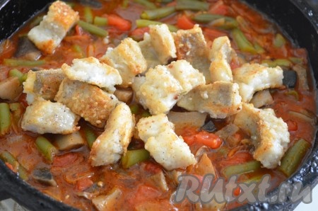 Переложить рыбу в томатный соус с стручковой фасолью и грибами, осторожно перемешать. Довести до кипения и огонь выключить.
