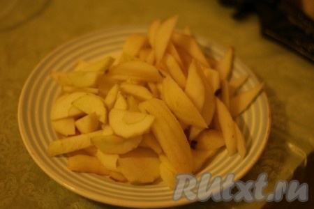 Яблоки и груши нарезать тонкими кусочками.