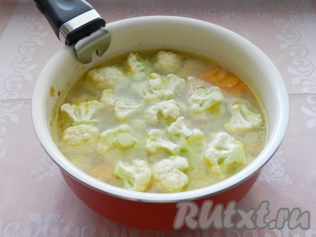 Затем выложить в суп нарезанный кубиками картофель, досолить, если нужно. Варить 5 минут. Добавить цветную капусту и варить до ее готовности около 7 минут.