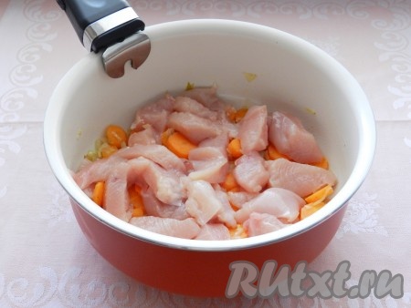 Куриной филе нарезать полосками, выложить в кастрюлю к луку и моркови, перемешать.