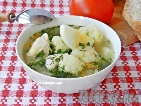 При подаче добавить в тарелку с супом вареное куриное яйцо и мелко нарезанную свежую зелень.