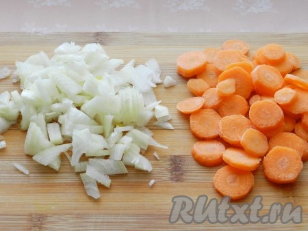 Лук нарезать кубиками, морковь - кружочками.
