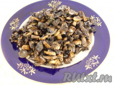 Для приготовления начинки мелко нарезать грибы и обжарить их на растительном масле вместе с мелко нарезанным репчатым луком. Посолить и поперчить по вкусу. Остудить.
