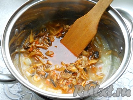 Когда картофель будет практически готов (воду не сливать), высыпать в кастрюлю капусту с грибами.