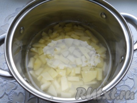 Картофель очистить и порезать небольшими кусочками. Поместить в небольшую (2-х литровую) кастрюлю, залить водой. Поставить на огонь, довести до кипения, снять пену, немного посолить. Варить на небольшом огне картофель 20 минут.