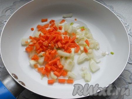 Лук и морковь нарезать небольшими кубиками, поместить в сковороду с растительным маслом. Обжарить, помешивая, до мягкости лука.
