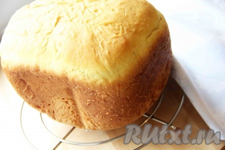 Если вы готовите творожный хлеб в хлебопечке, то испеченный хлеб слегка остудить, затем достать из ведёрка и полностью остудить на решётке. Хлеб, приготовленный с добавления творога, получается необыкновенно вкусным.
