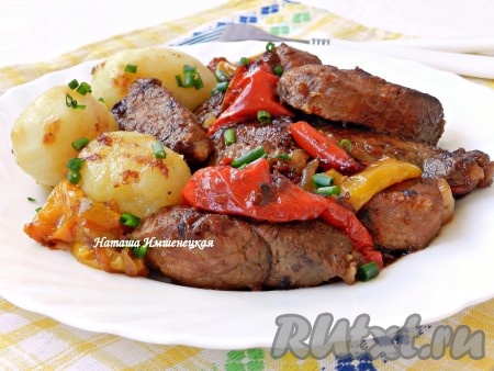 Свинина, приготовленная с болгарским перцем на сковороде, получается сочной и очень вкусной.
