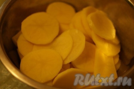 Картошку нарезать тонкими кружками. 