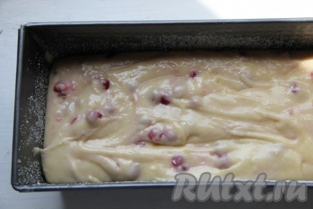Форму советую смазать сливочным маслом и обсыпать манкой. Вылить тесто в подготовленную форму для выпекания. 
