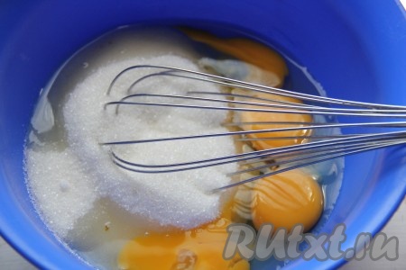 Яйца взбить с сахаром и ванильным сахаром.