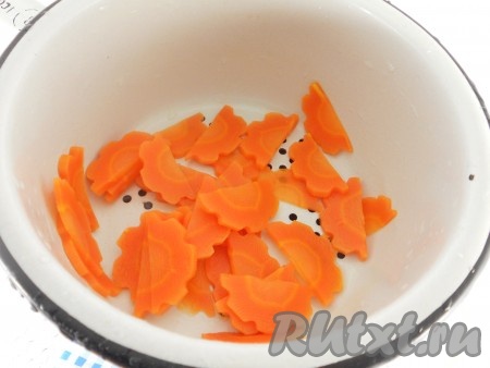 Морковь очистить и порезать тонкими колечками, полукольцами или фигурно. Залить водой и варить 5 минут после закипания воды. Морковь должна остаться хрустящей. Откинуть морковь на дуршлаг и промыть холодной водой.
